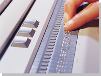Dedos sobre una línea Braille