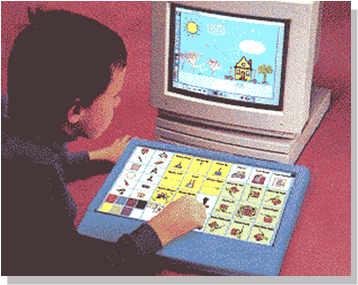 Un niño usando un teclado de conceptos