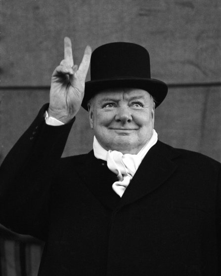 Winston Churchill haciendo el signo de la victoria